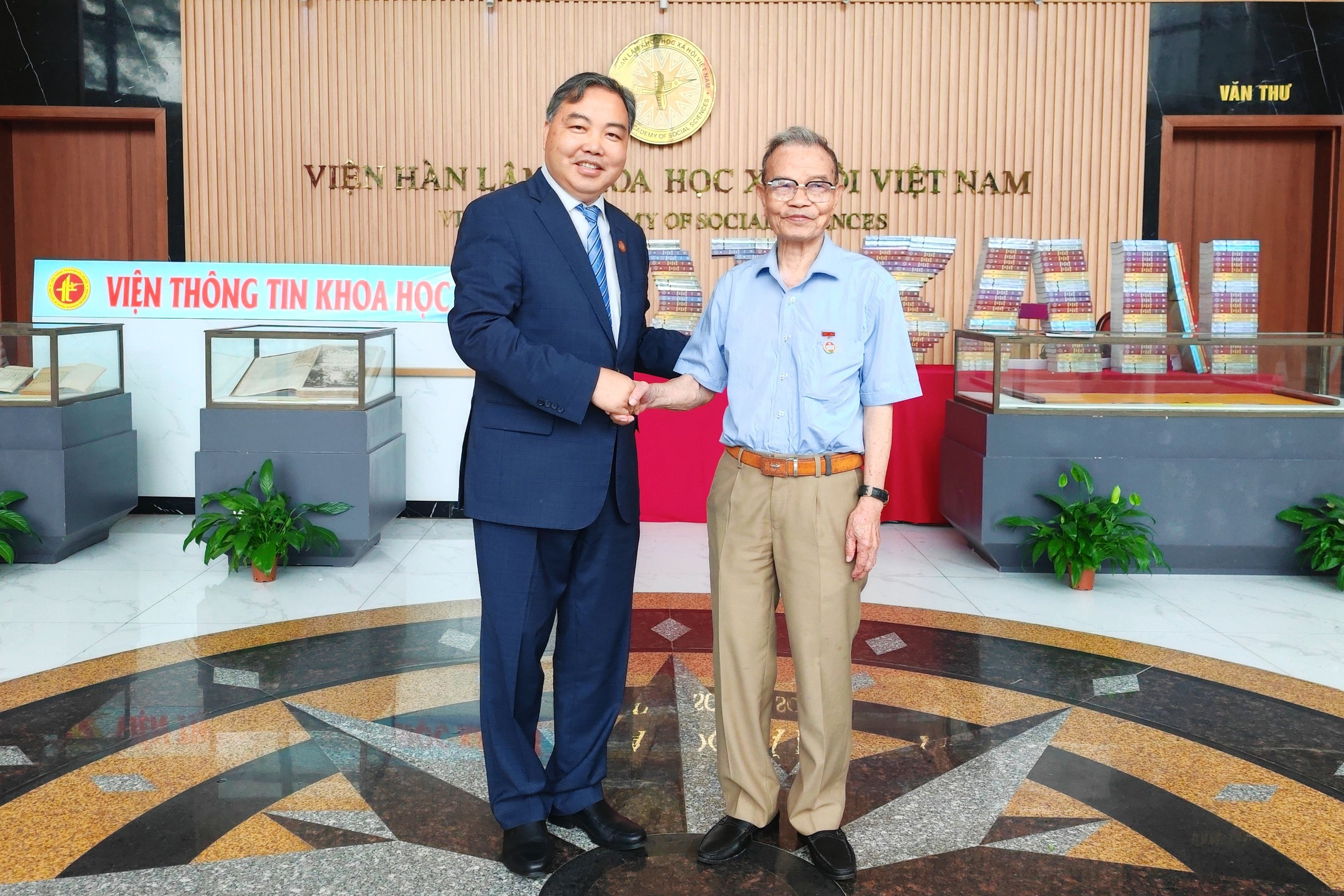                 肖建庄在越南看望广西南宁育才学校（越南中央学舍区）老校友（2026-05-1...